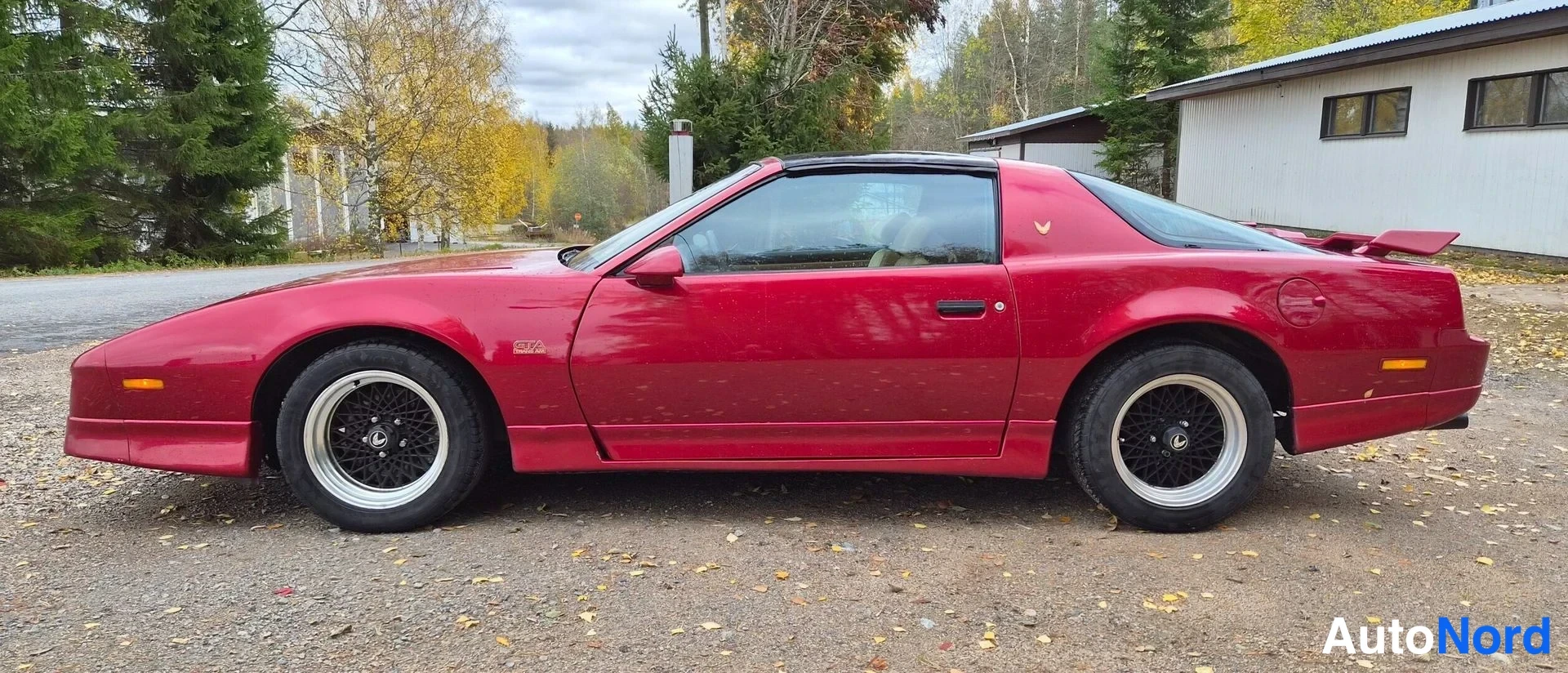 Punainen Pontiac Trans Sport 1988, etuviisto, keula vasemmalle, kuva 3