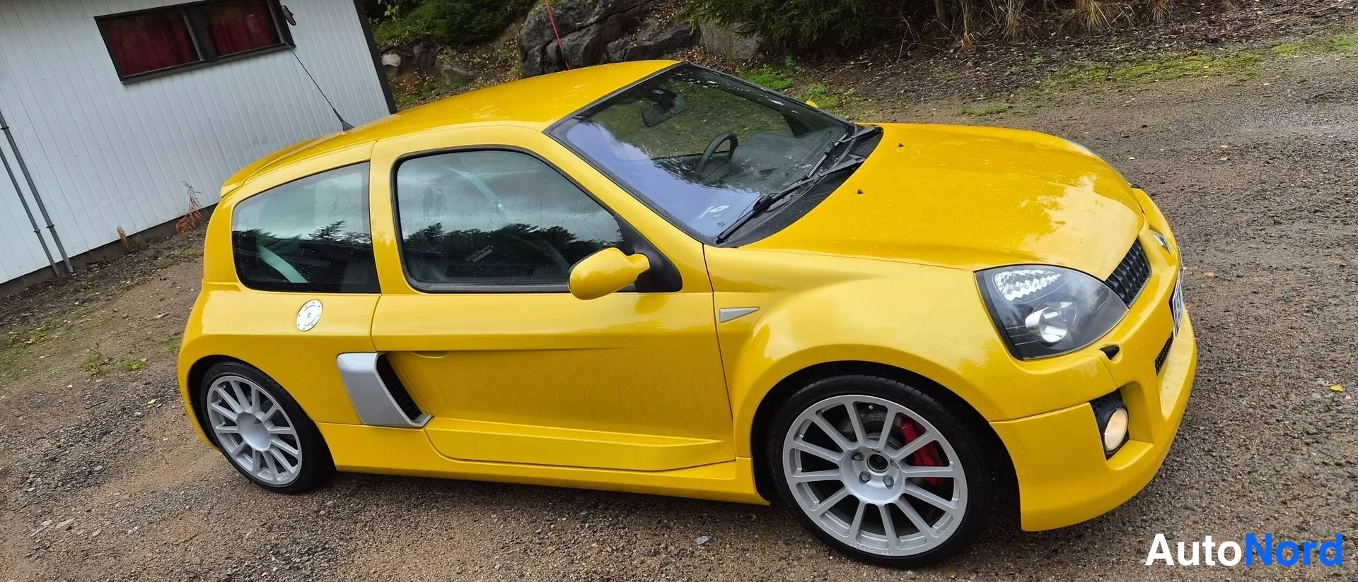 Keltainen Renault Clio 2004, etuviisto, keula oikealle, kuva 3