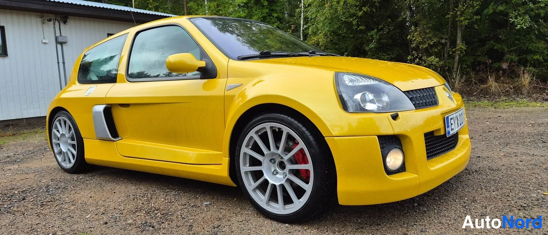 Keltainen Renault Clio 2004, etuviisto, keula oikealle, kuva 4
