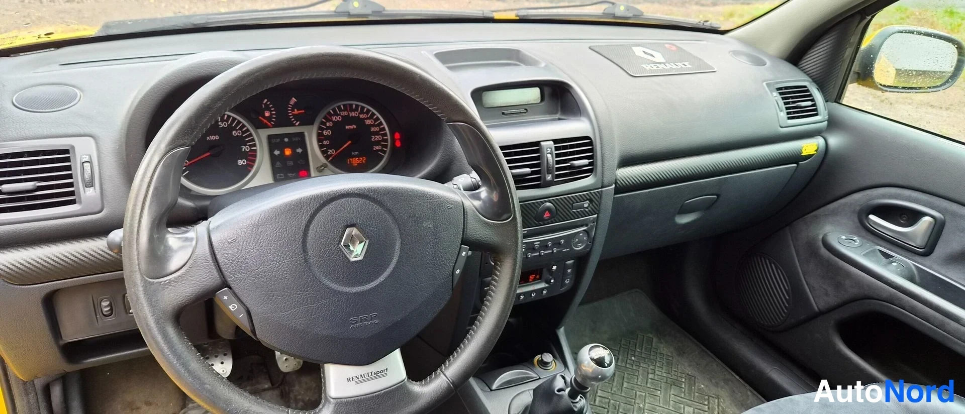 Keltainen Renault Clio 2004, ohjaamo, kuva 15