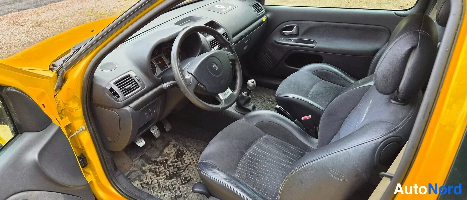 Keltainen Renault Clio 2004, etuistuimet, kuva 17