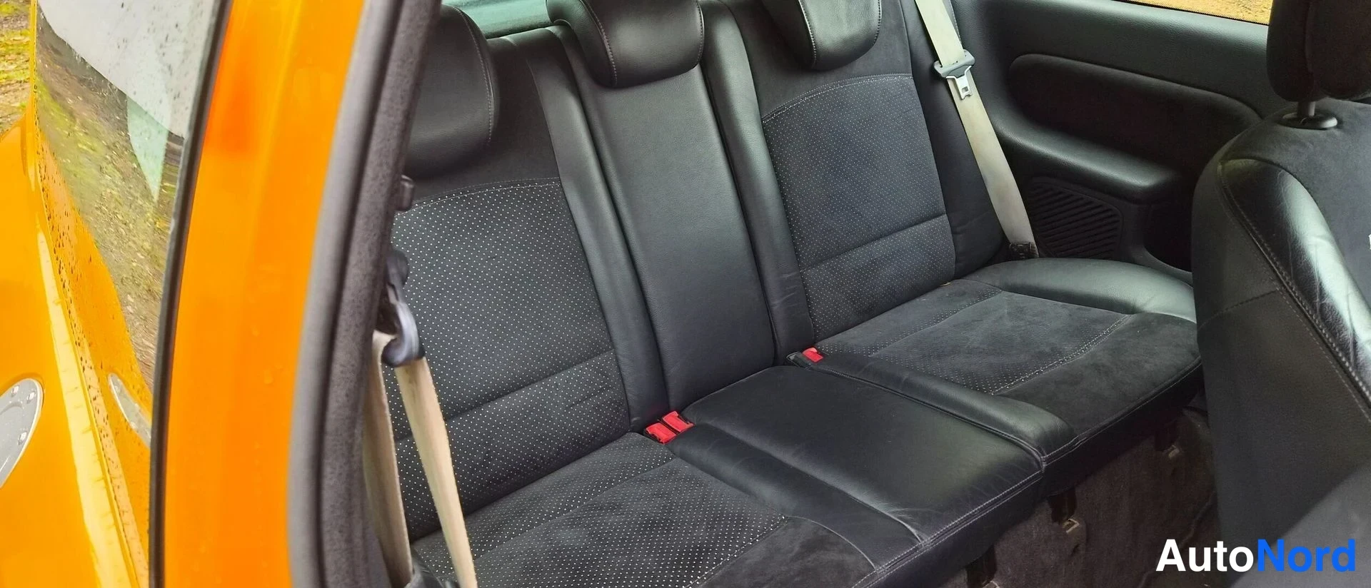 Keltainen Renault Clio 2004, takaistuimet, kuva 19