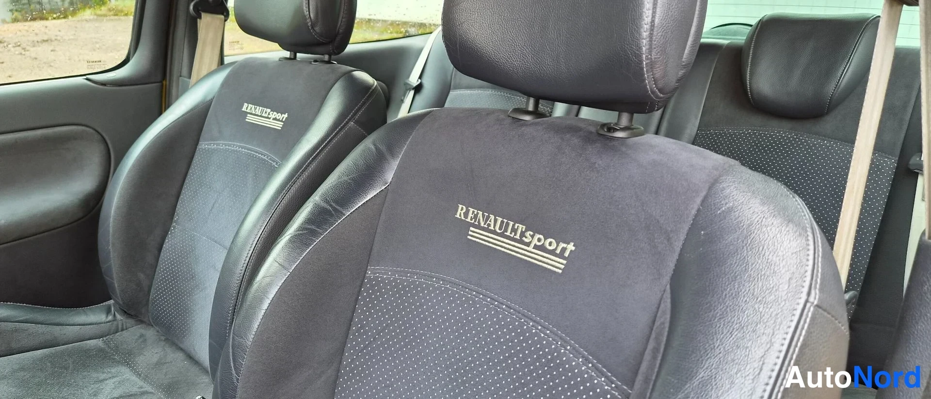 Keltainen Renault Clio 2004, etuistuimet, kuva 18
