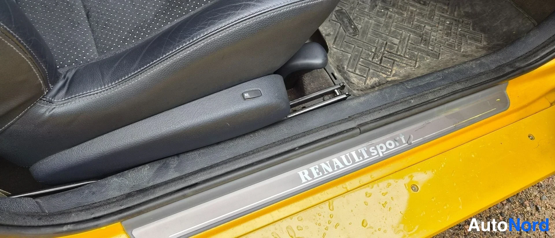 Keltainen Renault Clio 2004, yksityiskohta, kuva 21