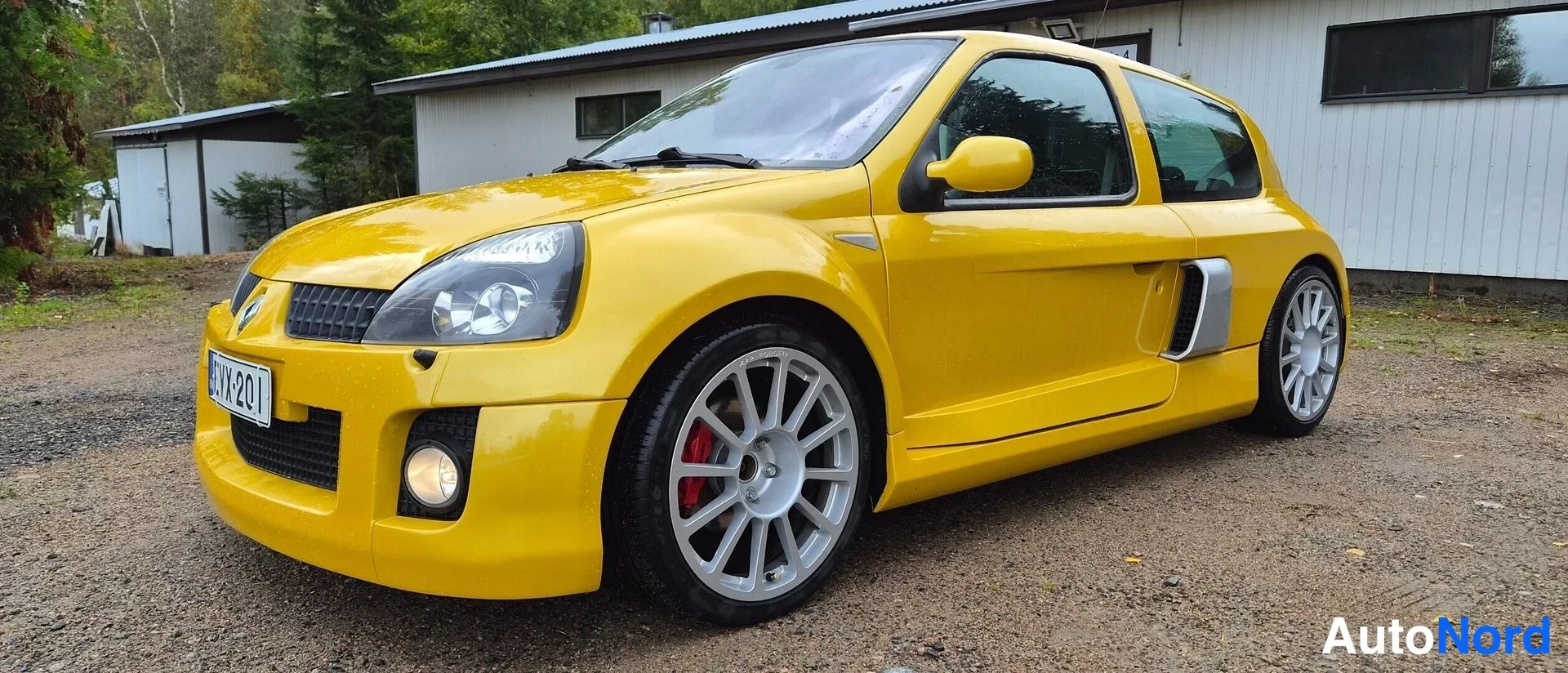 Keltainen Renault Clio 2004, etuviisto, keula vasemmalle, kuva 2