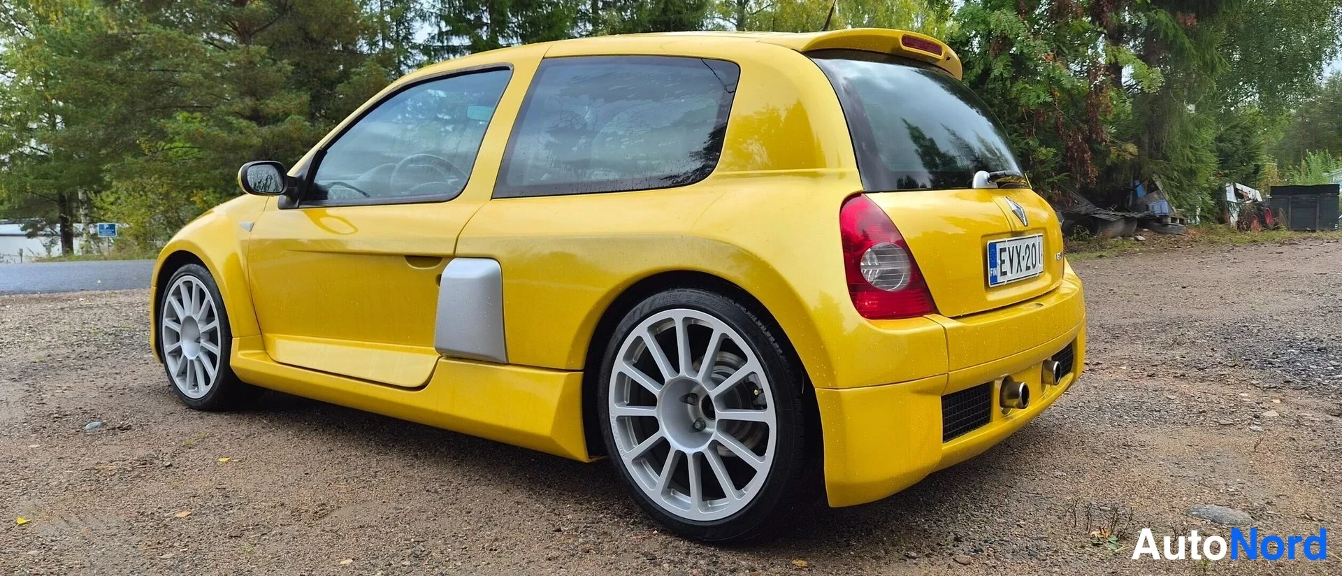 Keltainen Renault Clio 2004, takaviisto, kuva 10