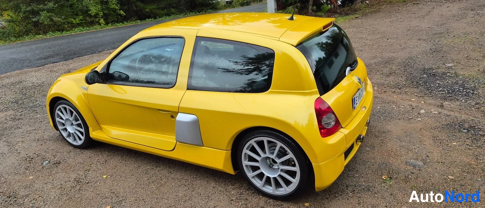 Keltainen Renault Clio 2004, takaviisto, kuva 11