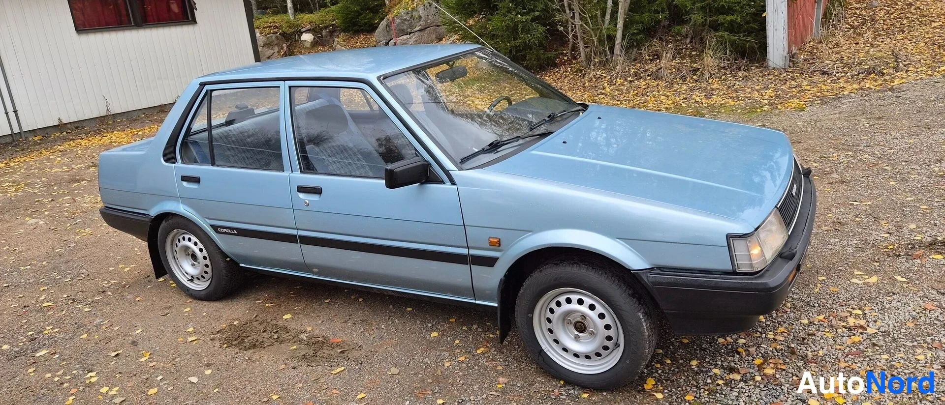 Sininen Toyota Corolla 1985, etuviisto, keula oikealle, kuva 2