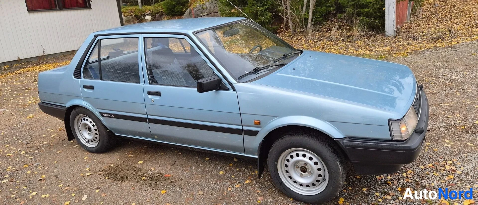 Sininen Toyota Corolla 1985, etuviisto, keula oikealle, kuva 3