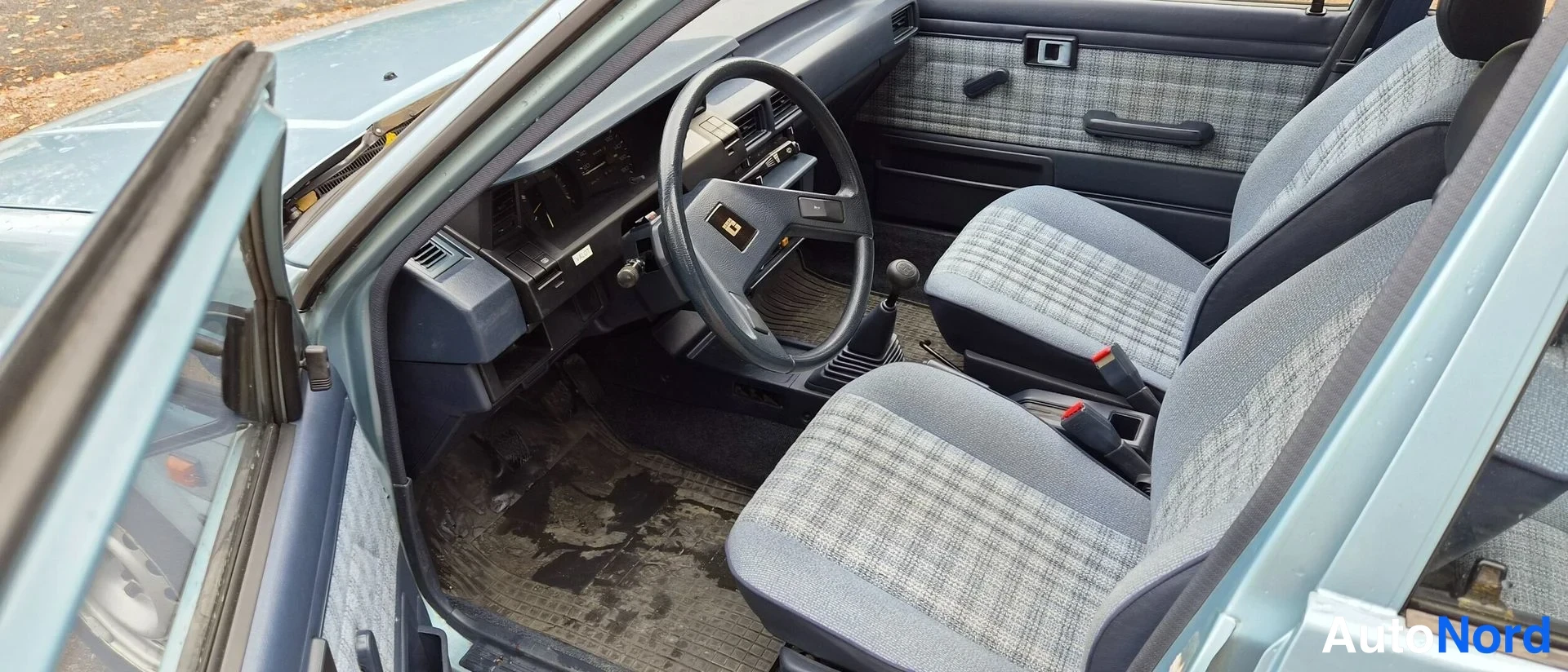 Sininen Toyota Corolla 1985, ohjaamo, kuva 11