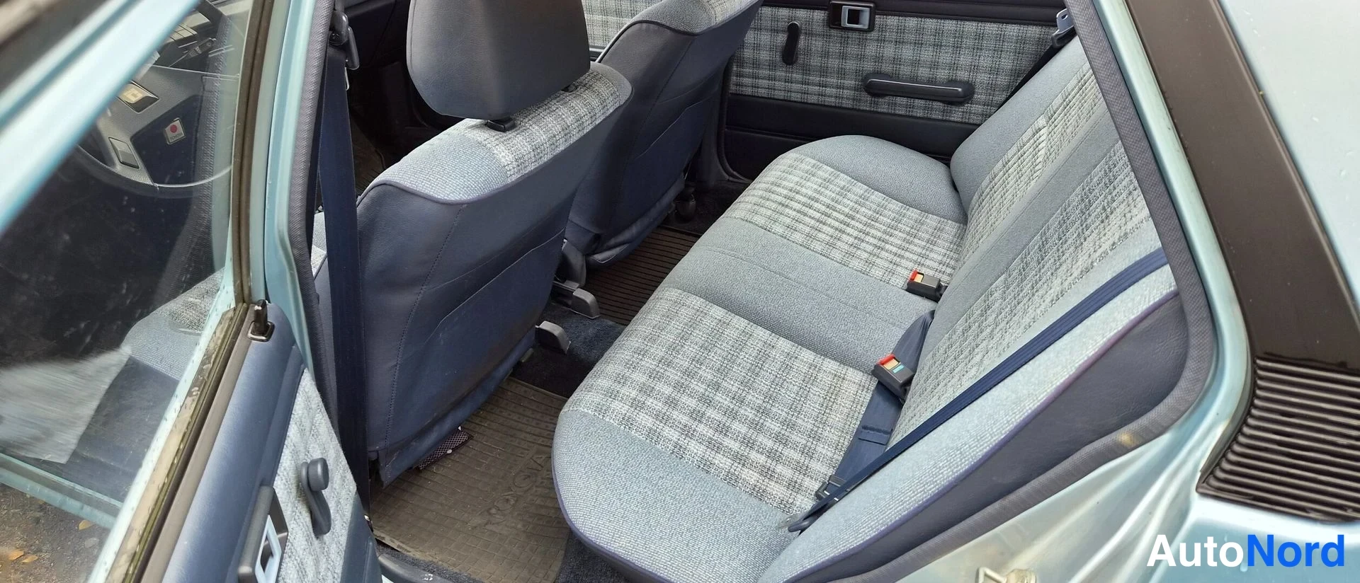 Sininen Toyota Corolla 1985, takaistuimet, kuva 13