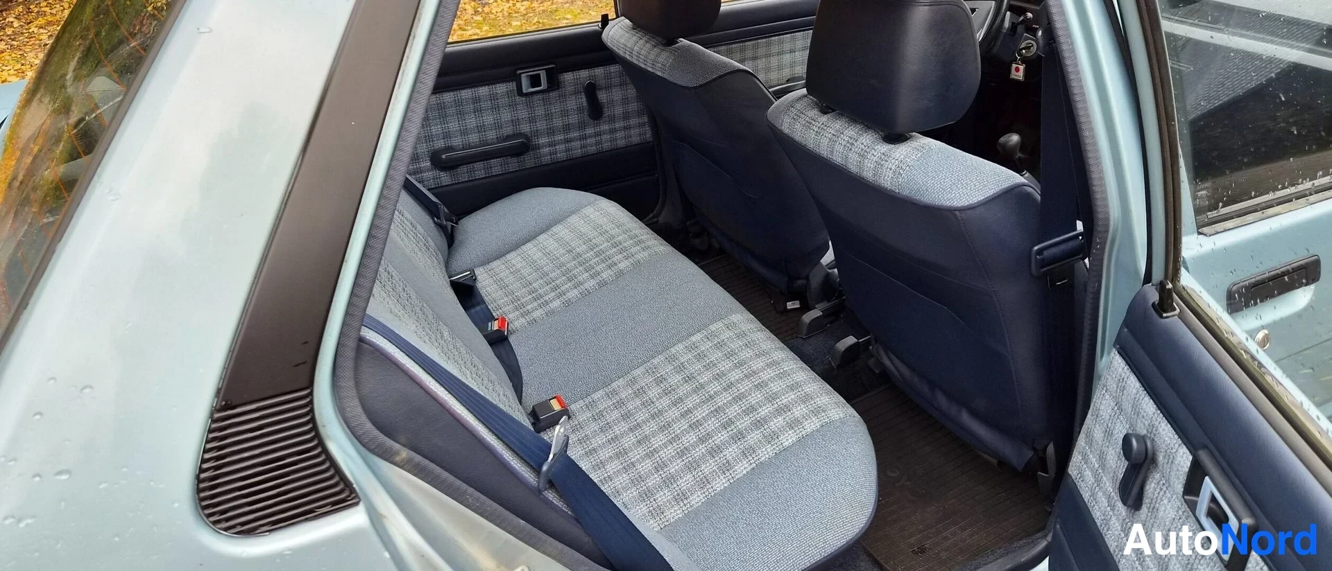 Sininen Toyota Corolla 1985, takaistuimet, kuva 14