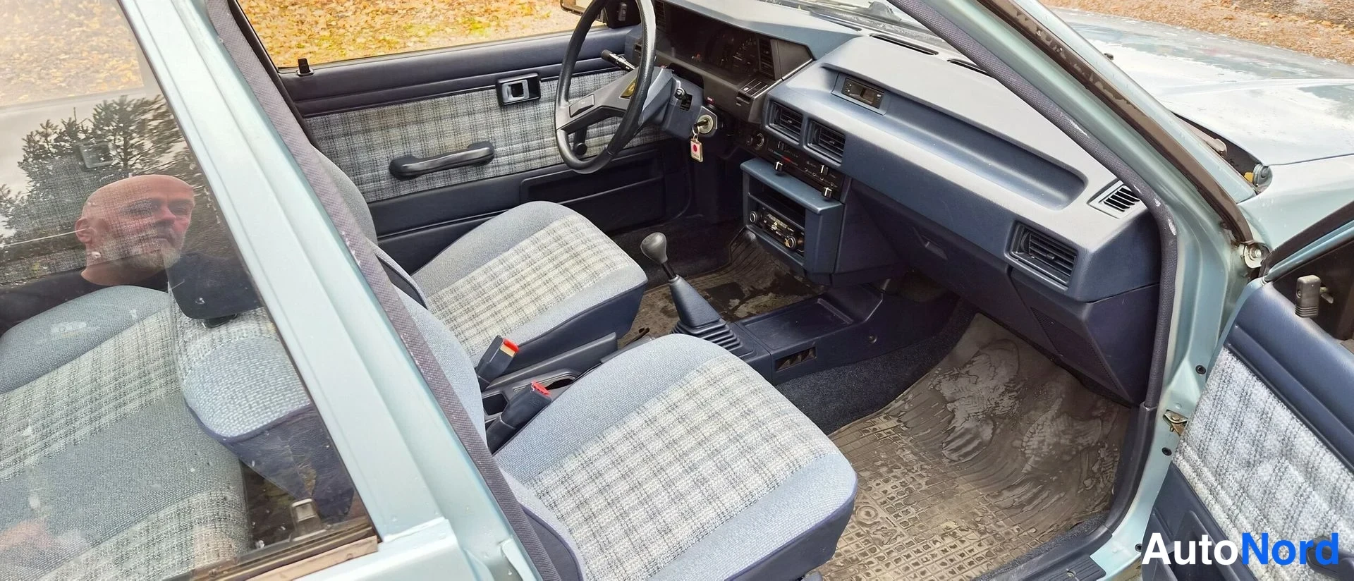 Sininen Toyota Corolla 1985, ohjaamo, kuva 12