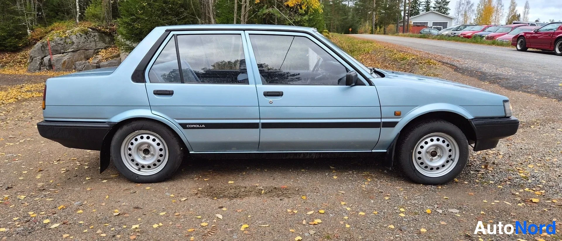 Sininen Toyota Corolla 1985, etuviisto, keula oikealle, kuva 4