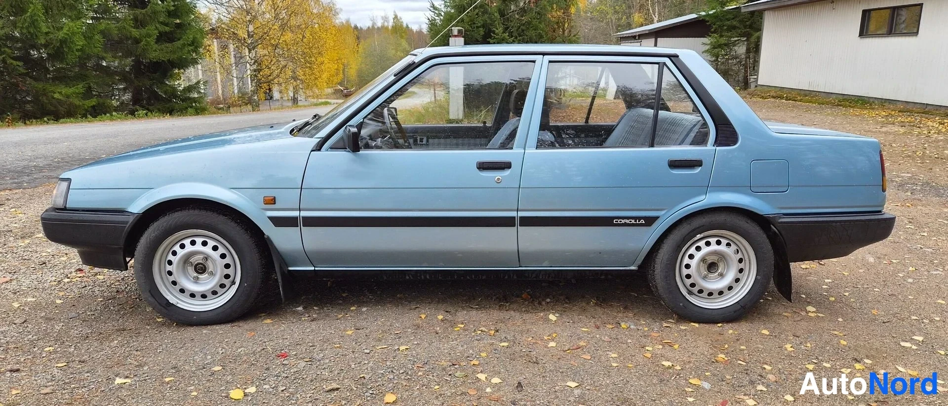 Sininen Toyota Corolla 1985, takaviisto, kuva 6