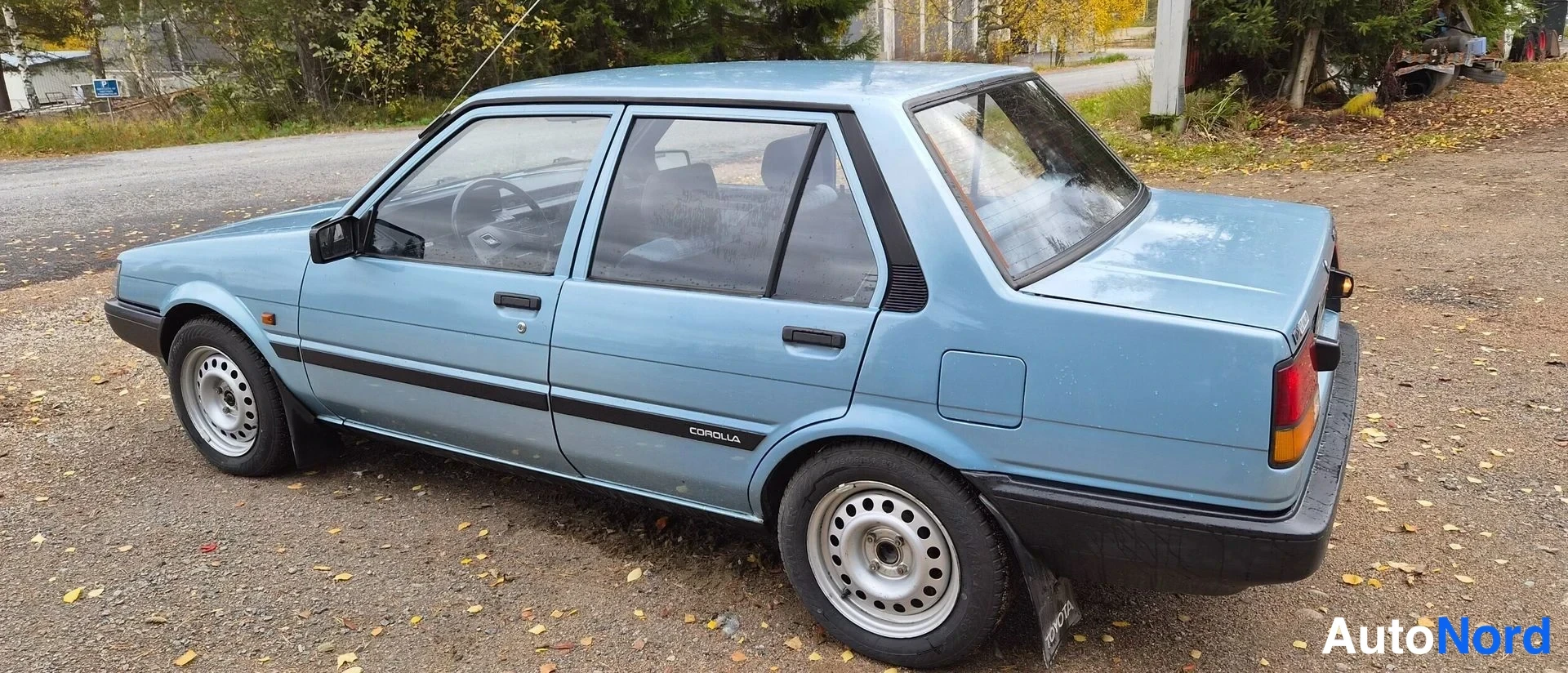 Sininen Toyota Corolla 1985, takaviisto, kuva 7