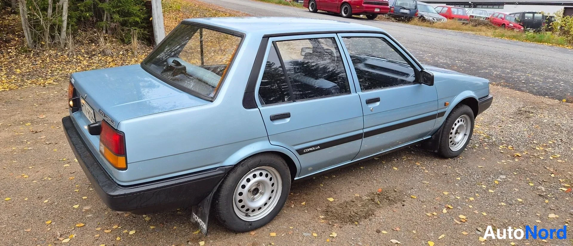 Sininen Toyota Corolla 1985, takaviisto, kuva 8