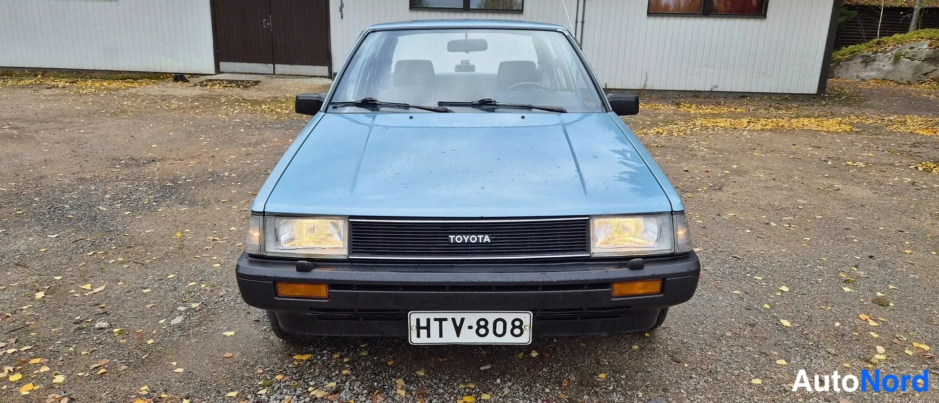 Sininen Toyota Corolla 1985, edestä, kuva 5