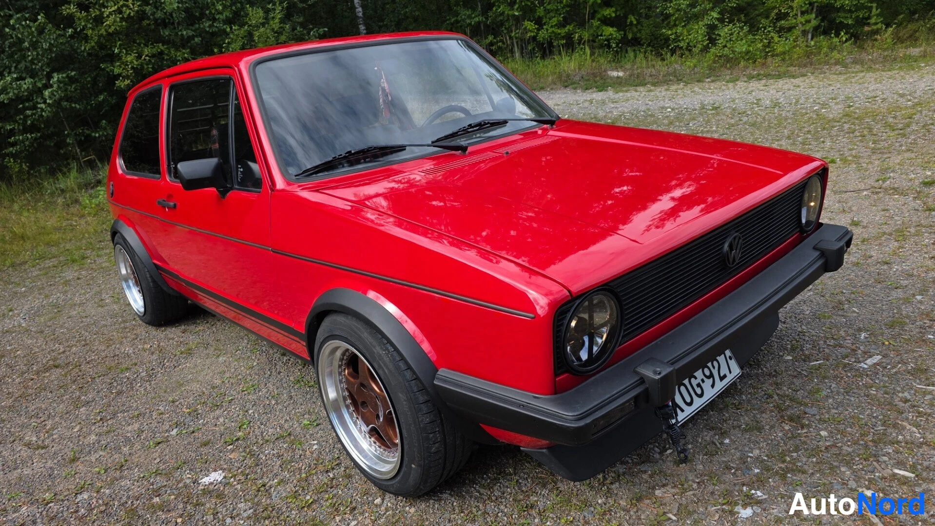 Punainen Volkswagen Golf 1983, etuviisto, keula oikealle, kuva 7
