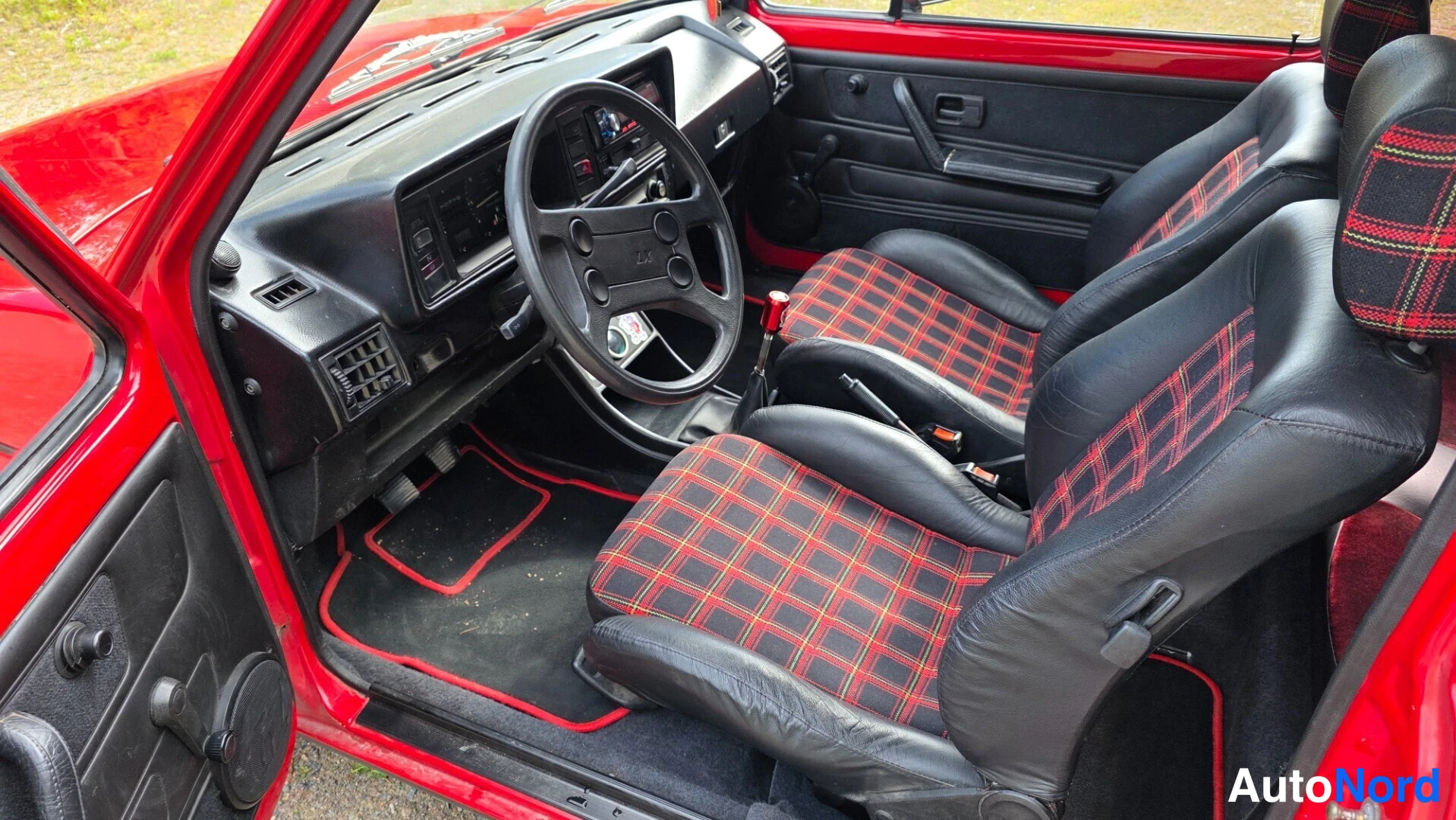 Punainen Volkswagen Golf 1983, ohjaamo, kuva 22