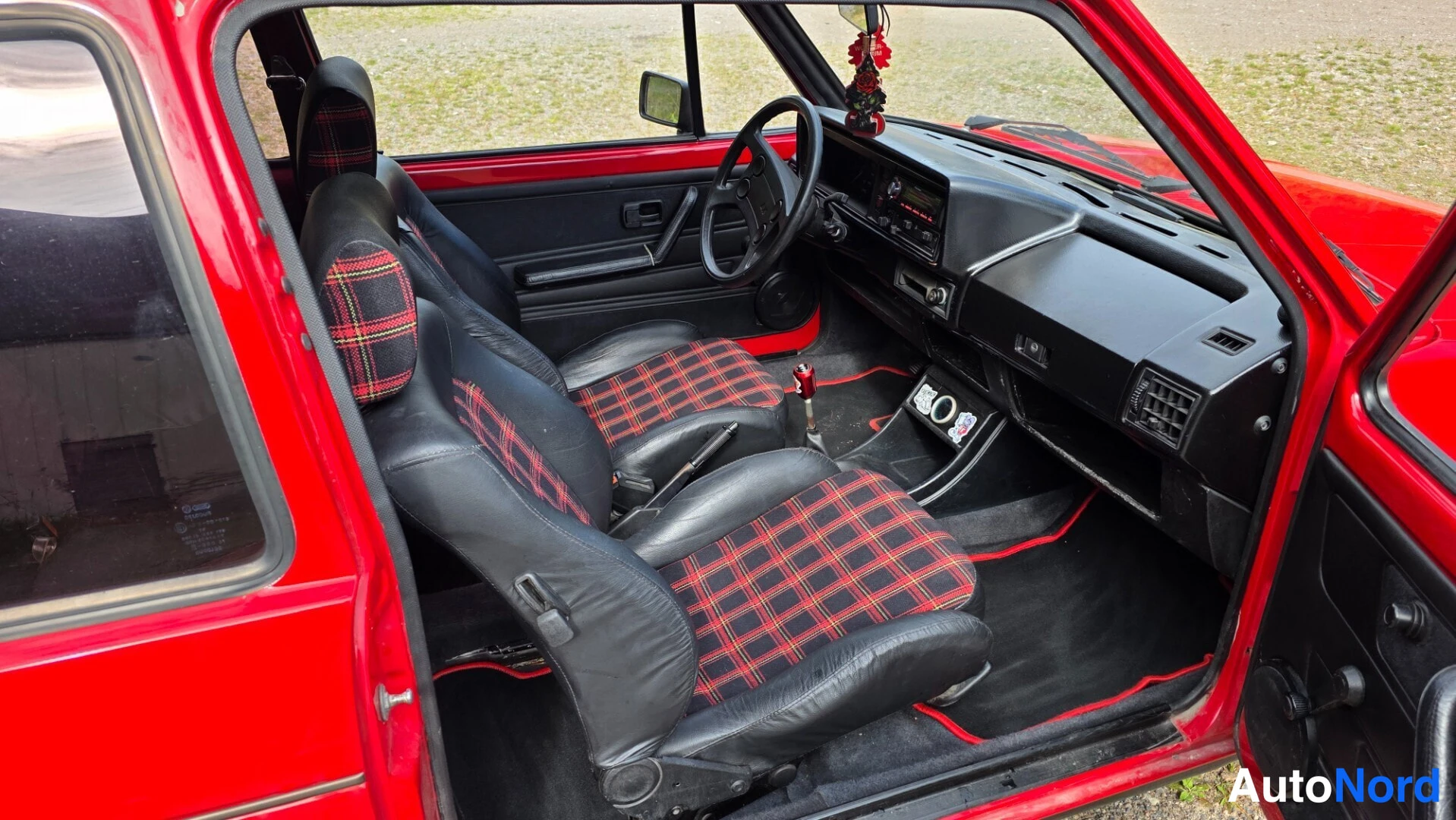 Punainen Volkswagen Golf 1983, ohjaamo, kuva 23