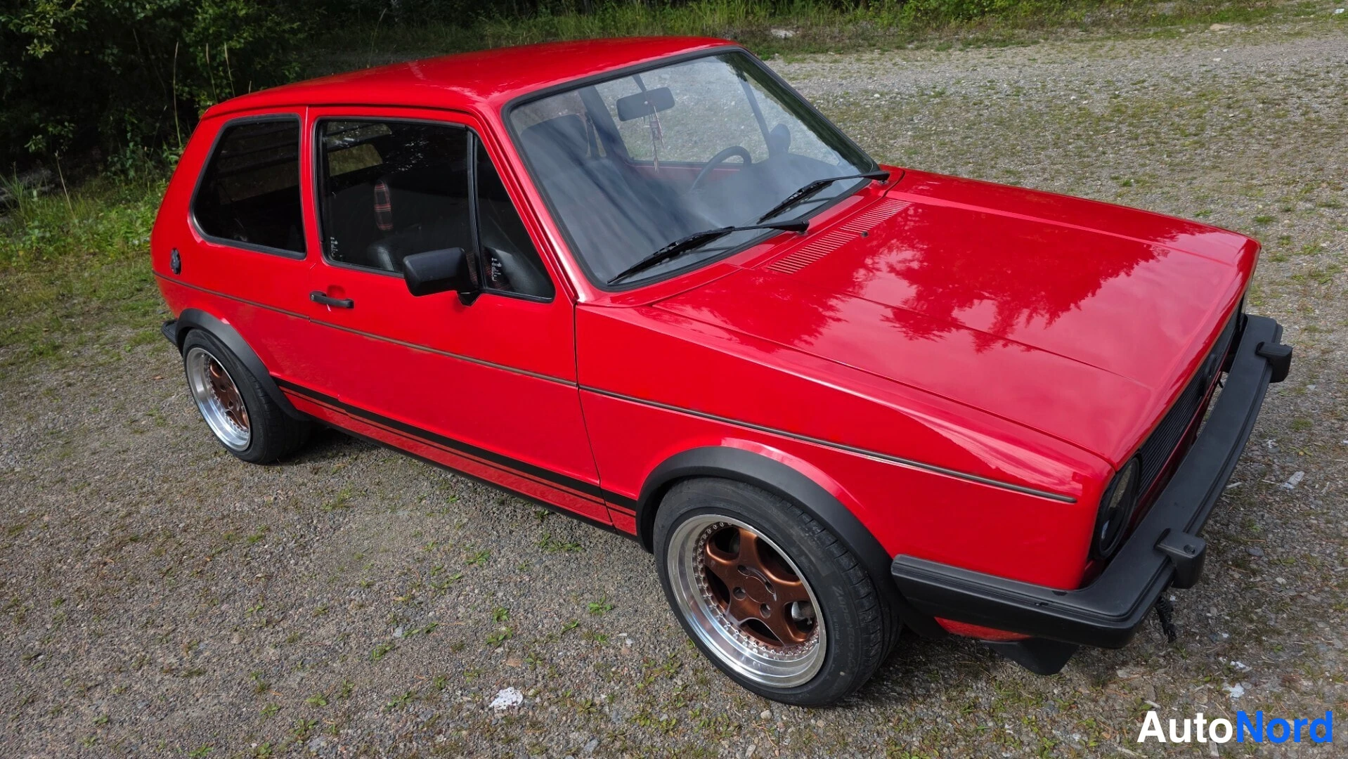 Punainen Volkswagen Golf 1983, etuviisto, keula oikealle, kuva 8