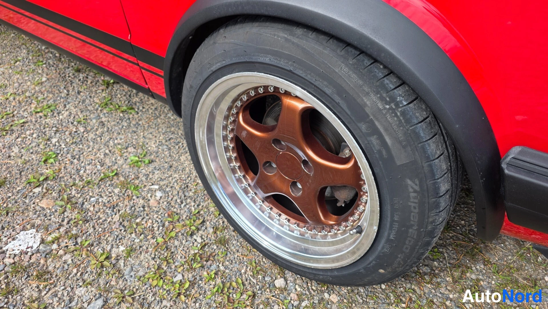 Punainen Volkswagen Golf 1983, yksityiskohta, kuva 27