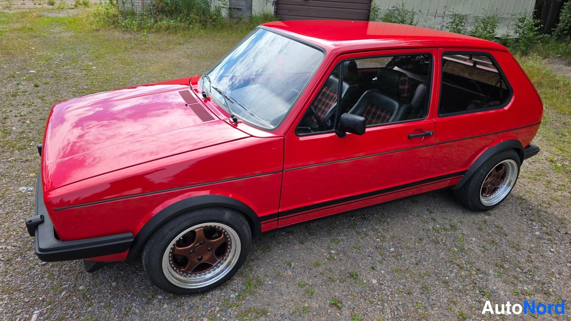 Punainen Volkswagen Golf 1983, etuviisto, keula vasemmalle, kuva 5