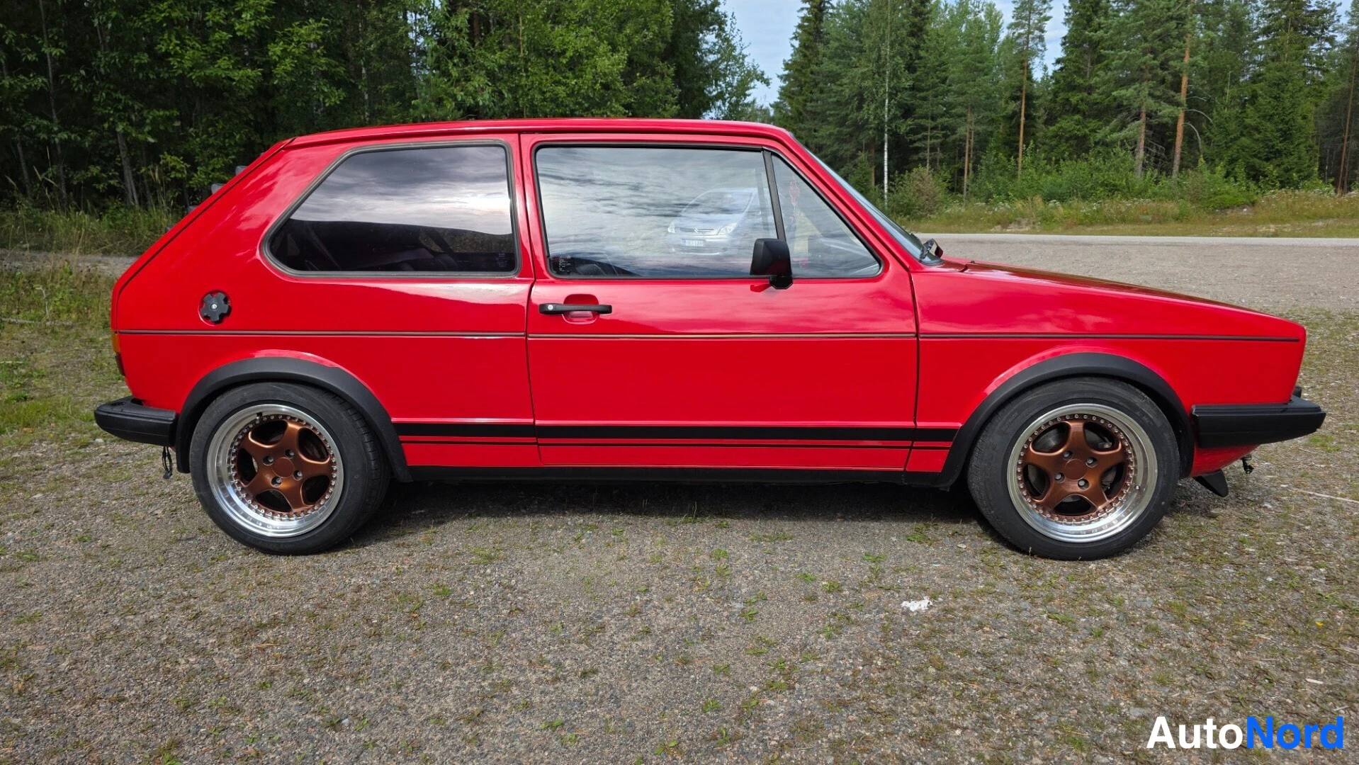 Punainen Volkswagen Golf 1983, sivulta, kuva 11