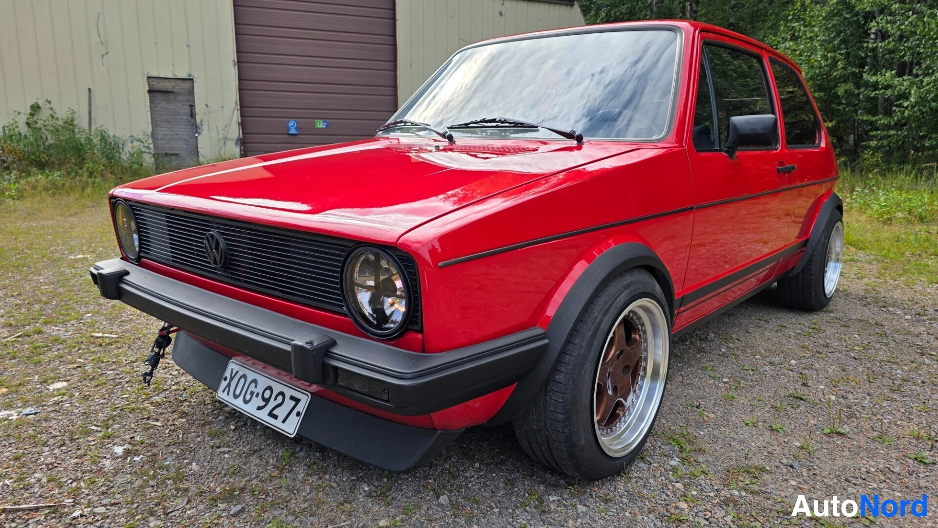 Punainen Volkswagen Golf 1983, etuviisto, keula vasemmalle, kuva 3