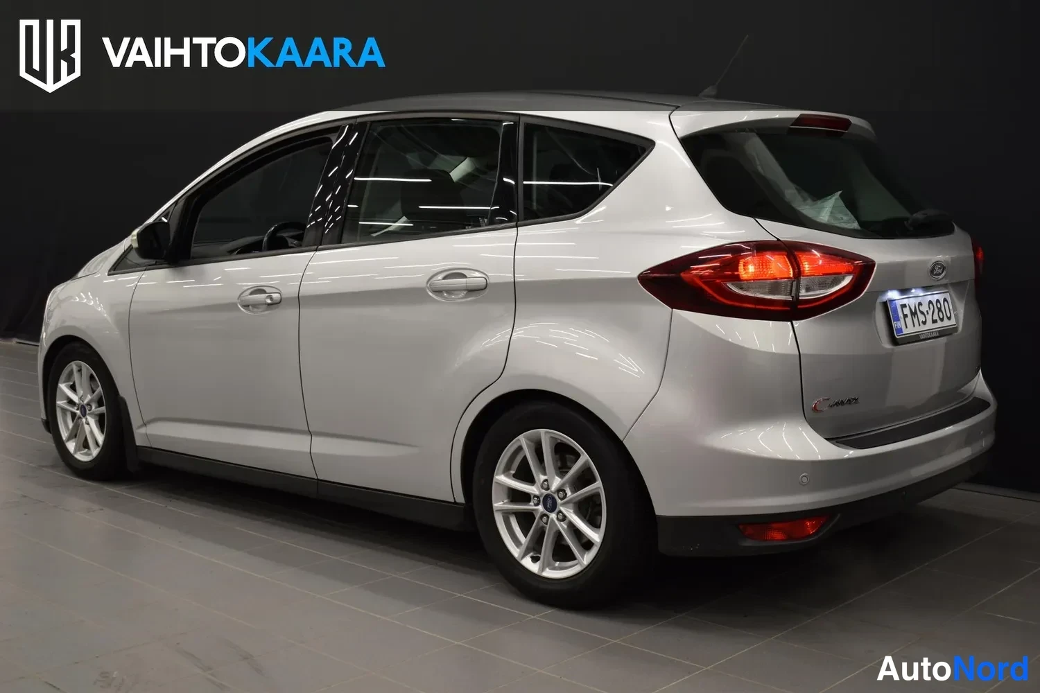 Grå Ford C-Max 2017, snett bakifrån, bild 5