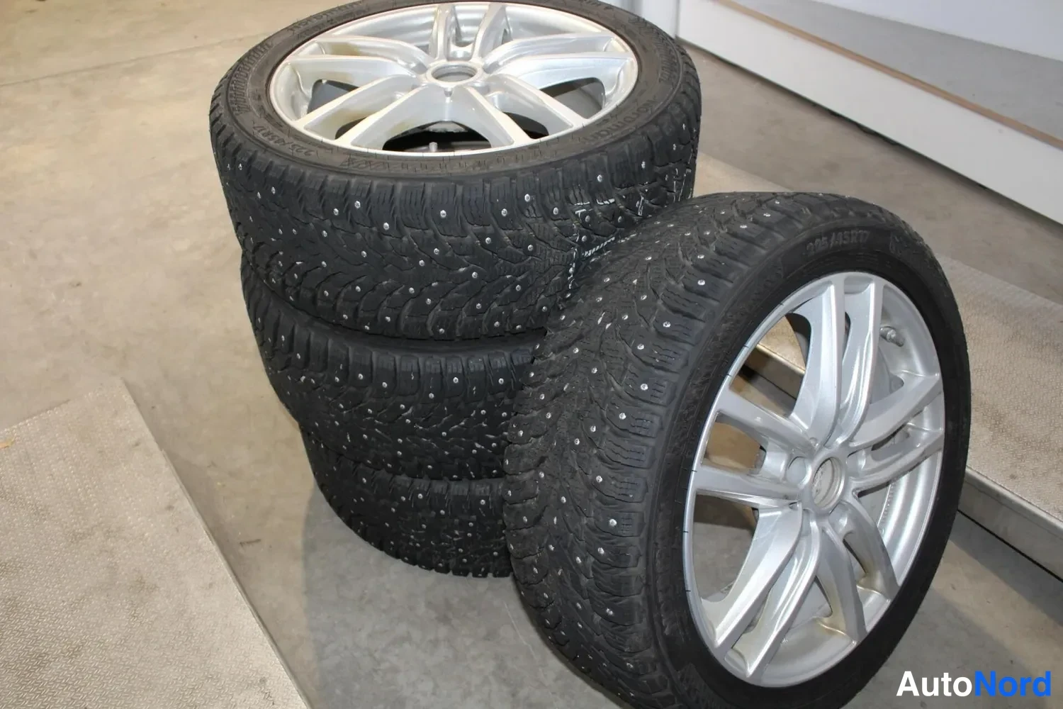 White BMW 218i 2022, detail, photo 5