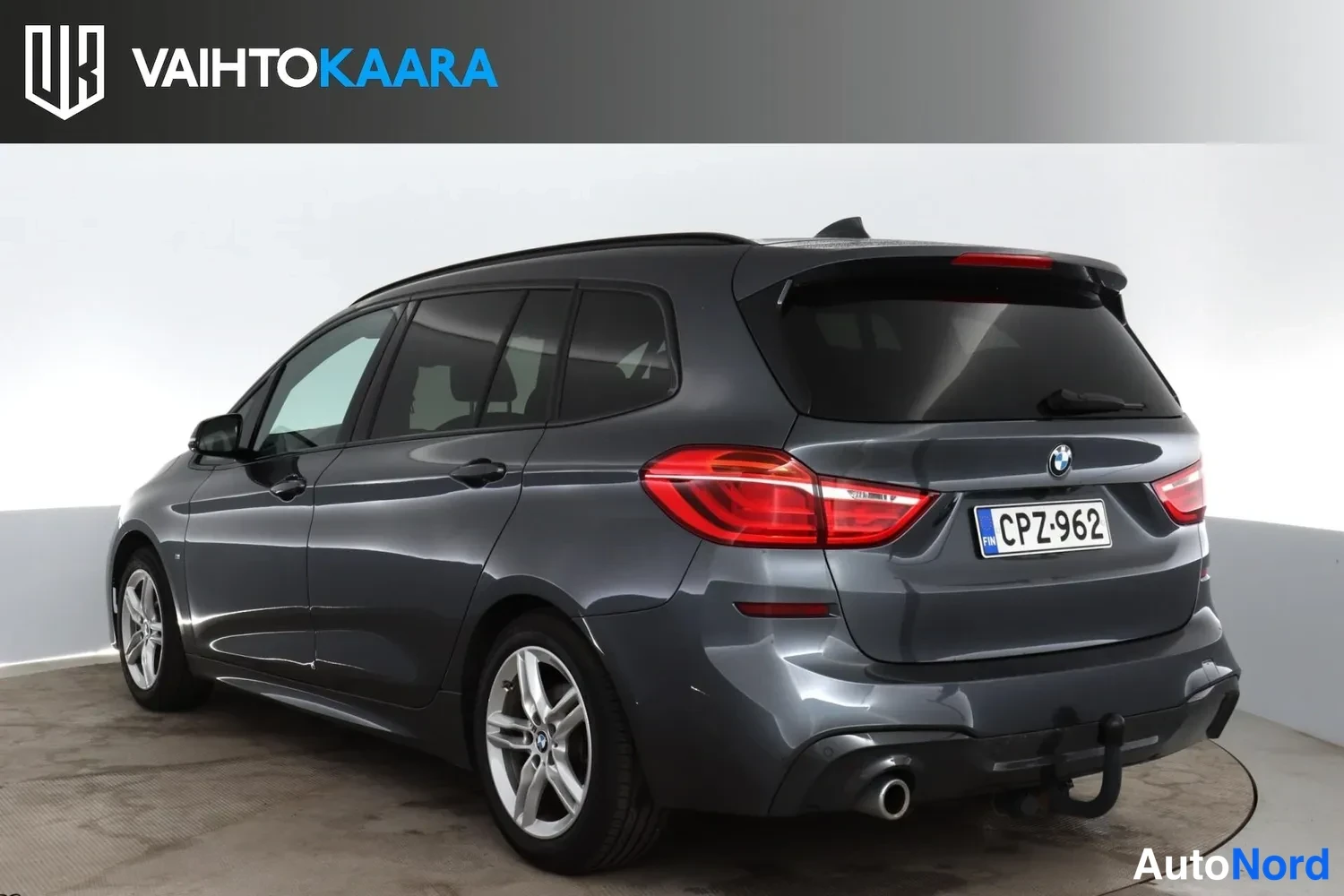 Grå BMW 218i 2023, snett bakifrån, bild 2