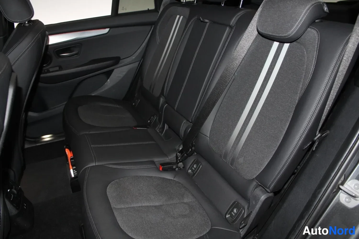 Grå BMW 218i 2023, baksäten, bild 5