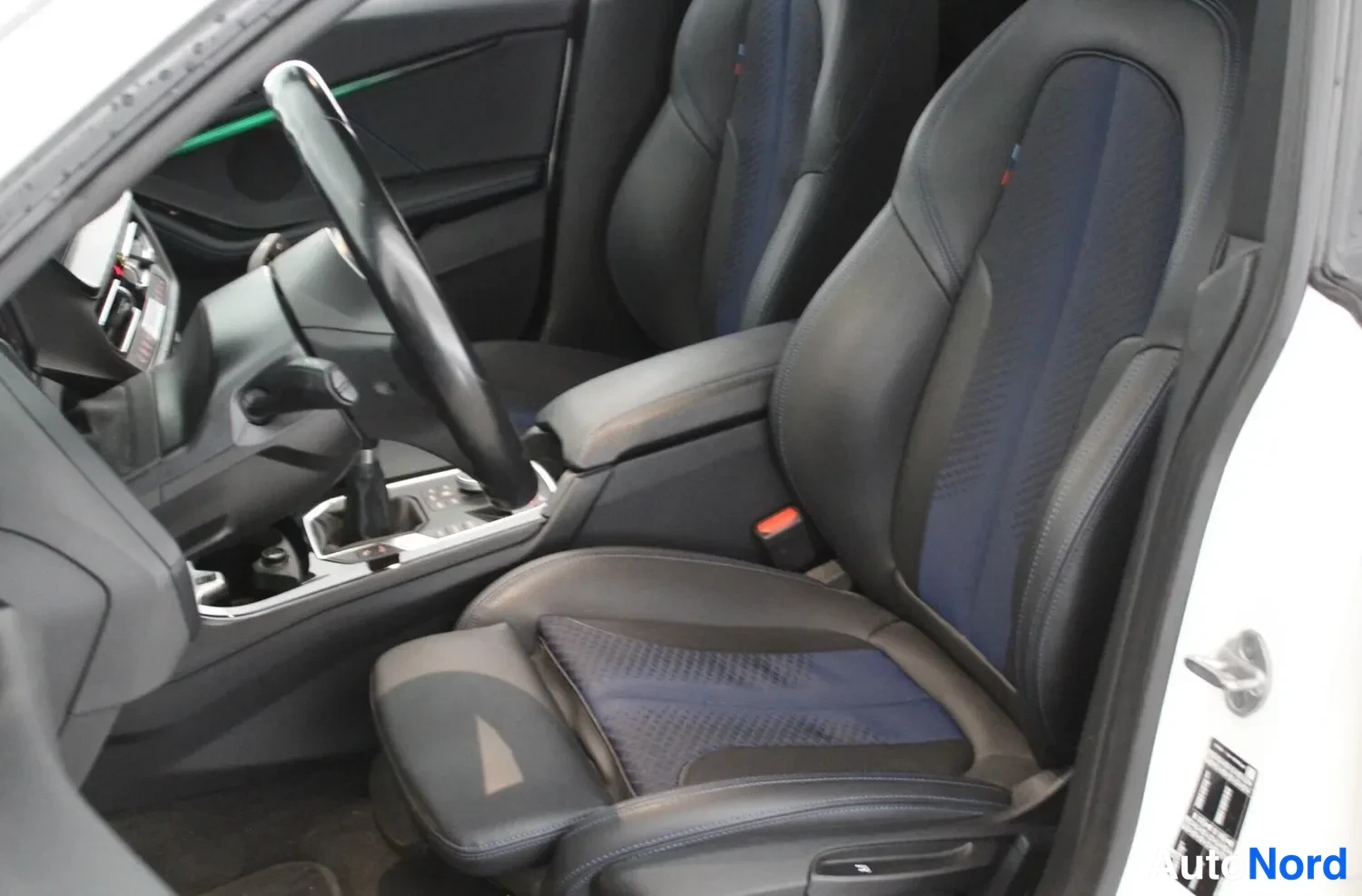 Valkoinen BMW 218i 2023, etuistuimet, kuva 3