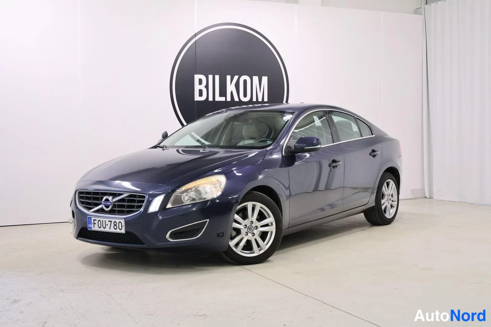 Blå Volvo S60 2011, snett framifrån, fronten åt vänster, bild 2