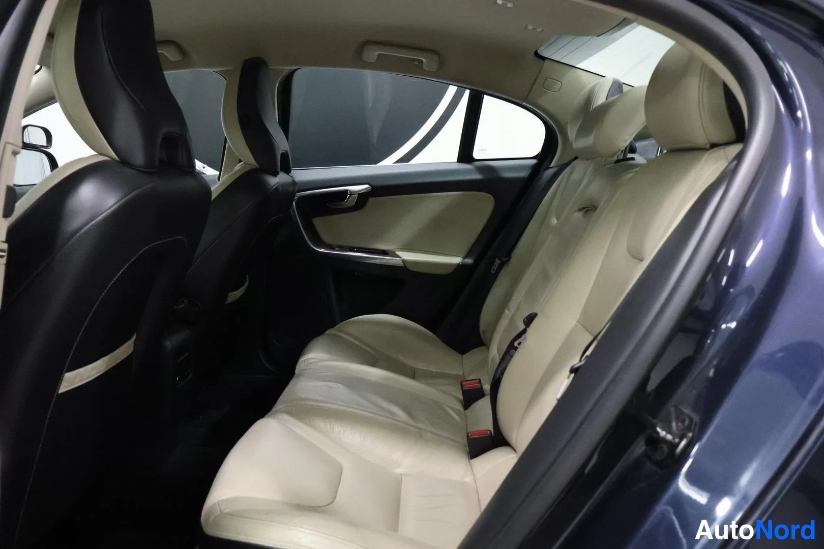 Blå Volvo S60 2011, baksäten, bild 14