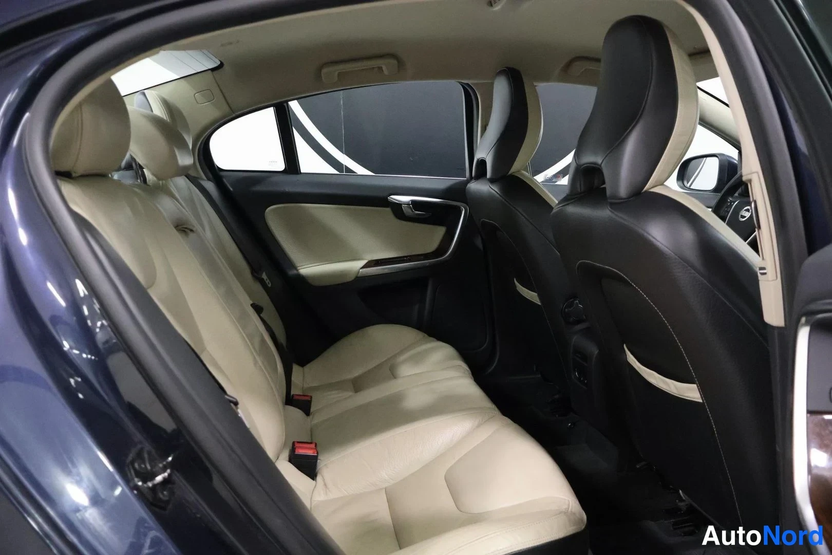 Blå Volvo S60 2011, baksäten, bild 15