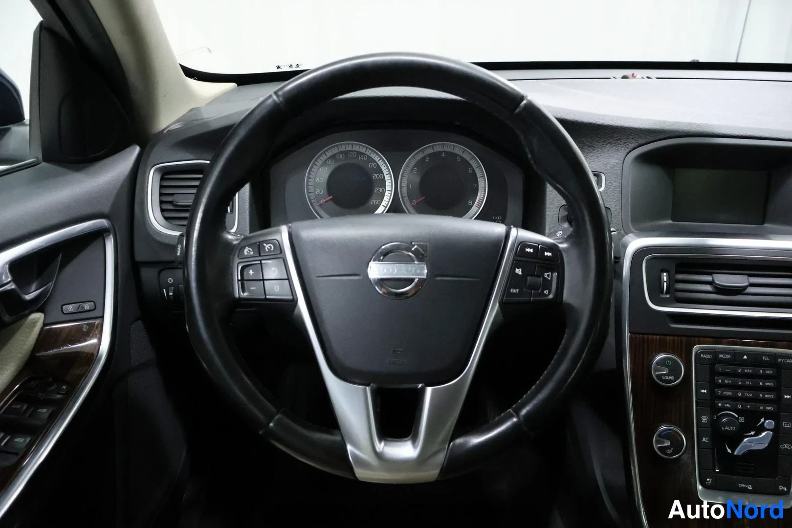 Blå Volvo S60 2011, förarplats, bild 11