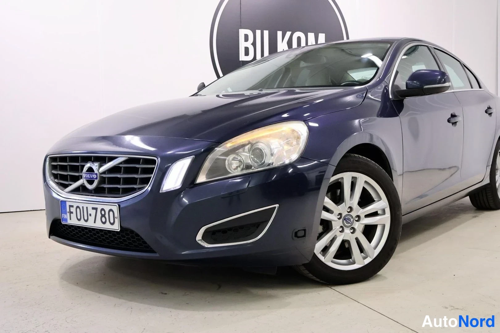 Blå Volvo S60 2011, snett framifrån, fronten åt vänster, bild 4