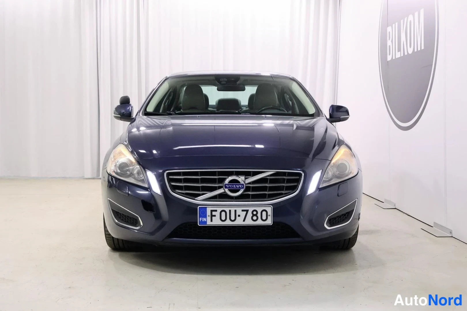 Blå Volvo S60 2011, framifrån, bild 6