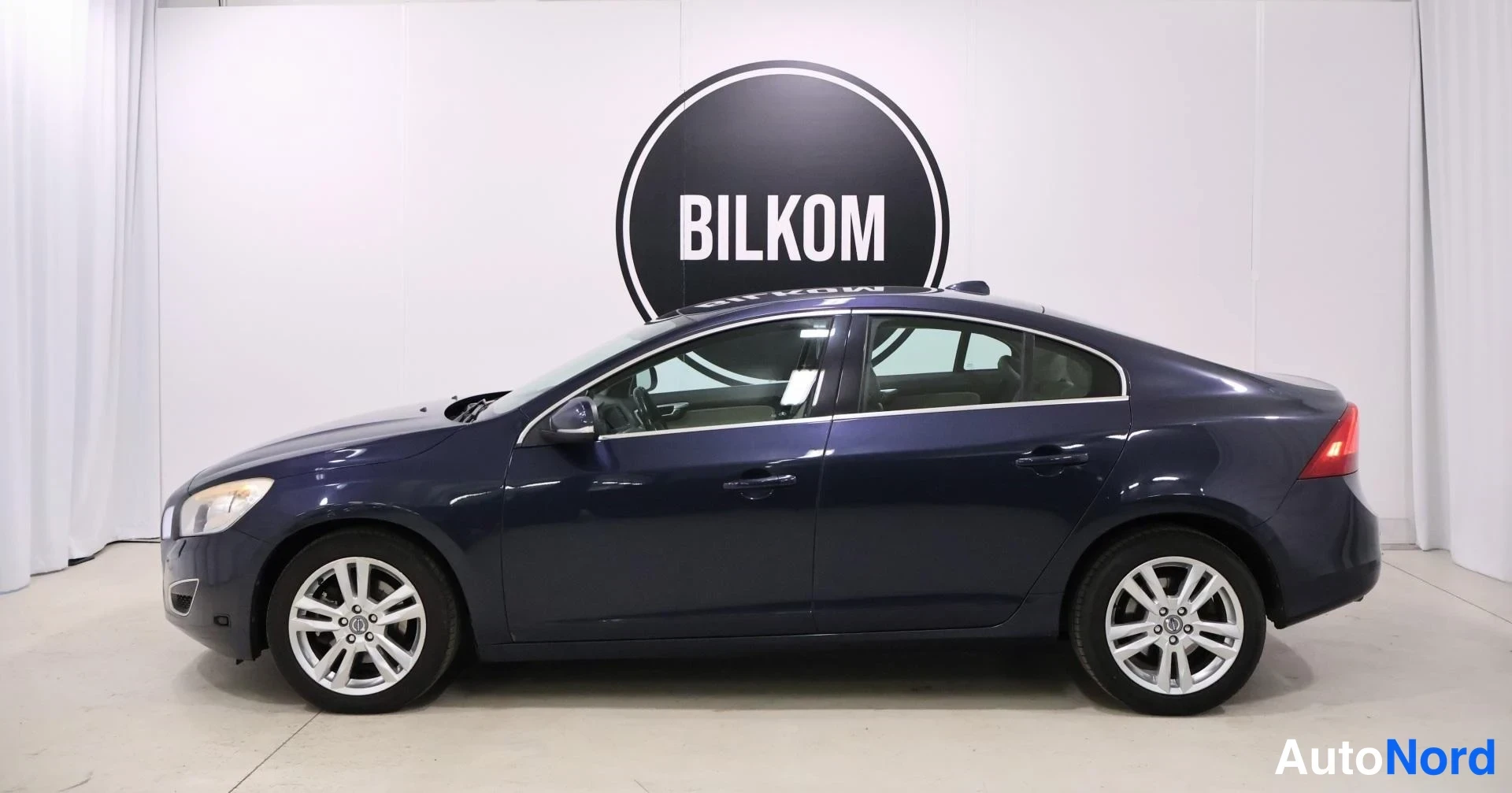 Blå Volvo S60 2011, snett framifrån, fronten åt vänster, bild 3
