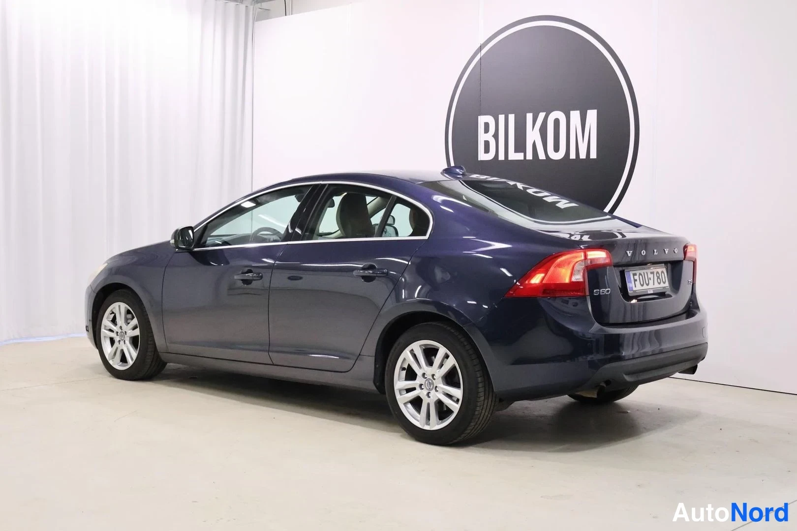 Blå Volvo S60 2011, snett bakifrån, bild 7