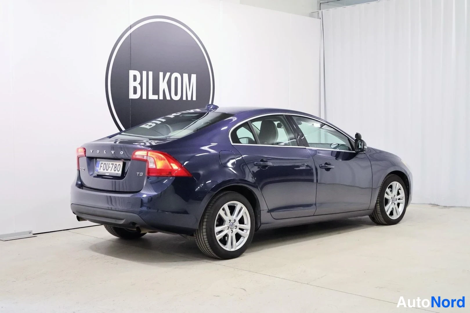 Blå Volvo S60 2011, snett bakifrån, bild 8