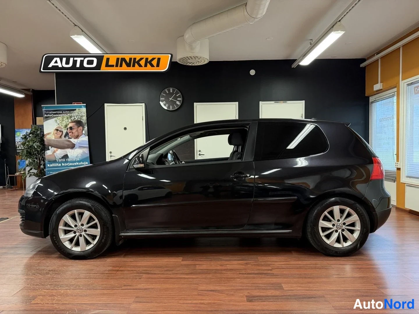 Musta Volkswagen Golf 2008, sivulta, kuva 5