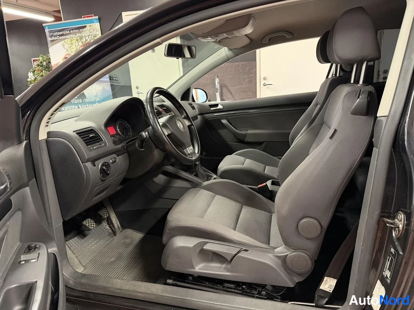 Musta Volkswagen Golf 2008, ohjaamo, kuva 10