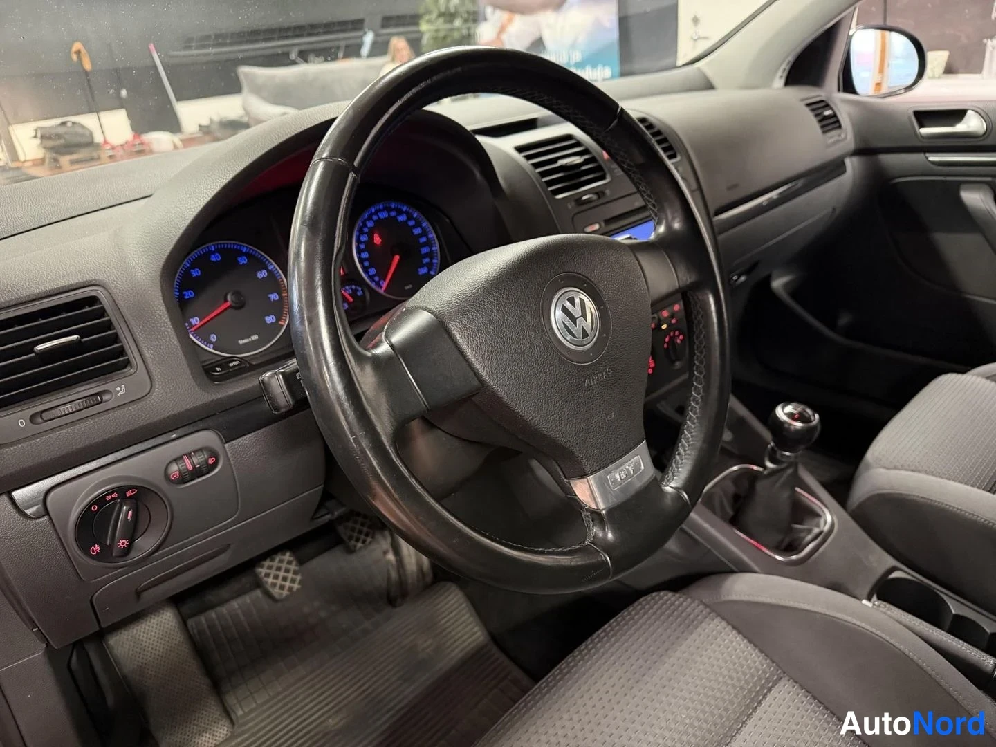 Musta Volkswagen Golf 2008, ohjaamo, kuva 11