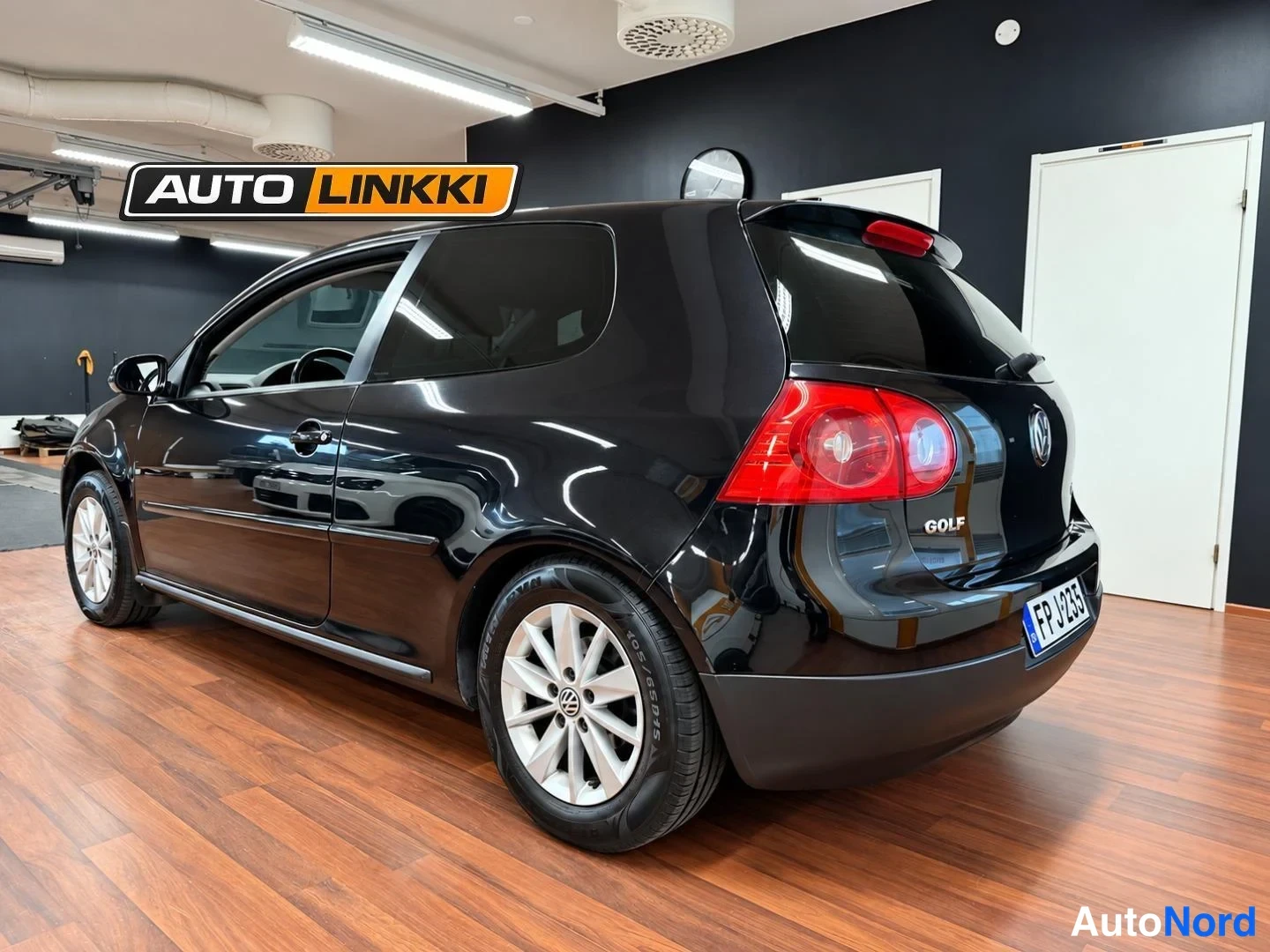 Musta Volkswagen Golf 2008, takaviisto, kuva 6