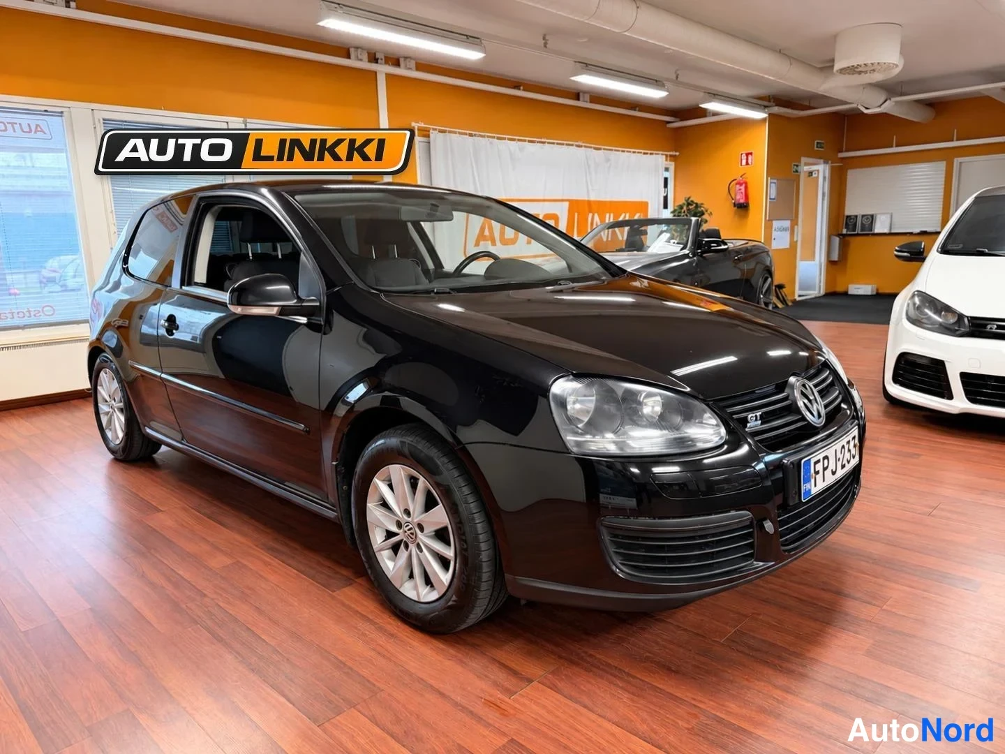 Musta Volkswagen Golf 2008, etuviisto, keula oikealle, kuva 3