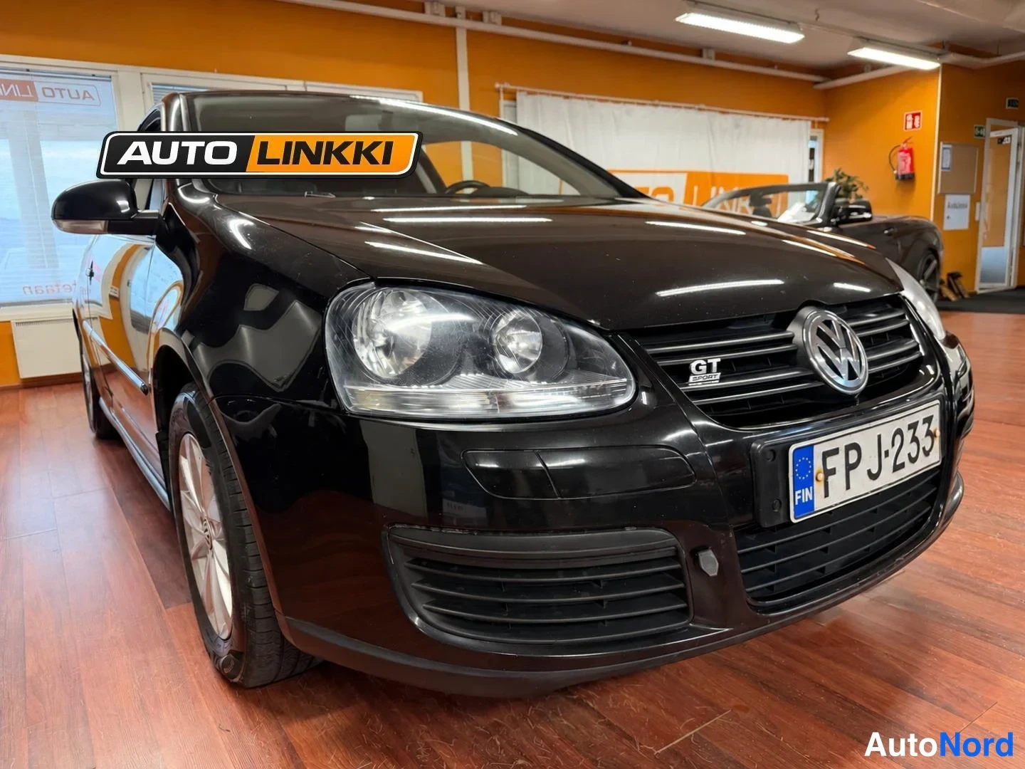 Musta Volkswagen Golf 2008, etuviisto, keula oikealle, kuva 4